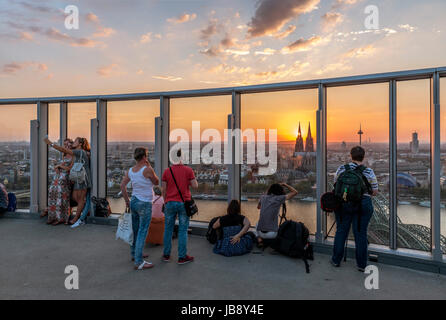 Los turistas viendo la puesta de sol en la Catedral de Colonia (Kölner Dom) desde la parte superior de la KölnTriangle, Colonia, Alemania Foto de stock