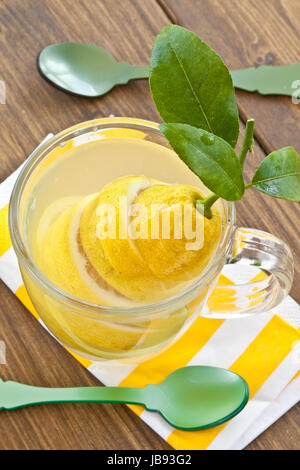 Glas heisser Tasse aus mit Zitrone Foto de stock