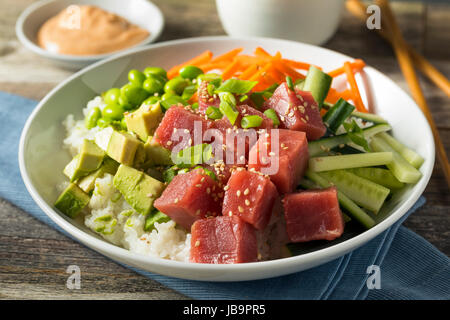 Materias orgánicas atún ahi Poke tazón con arroz y verduras Foto de stock