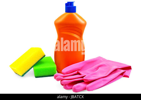 La botella de detergente naranja, rosa guantes de goma, y dos esponjas amarillas y verdes sobre fondo blanco aislado Foto de stock