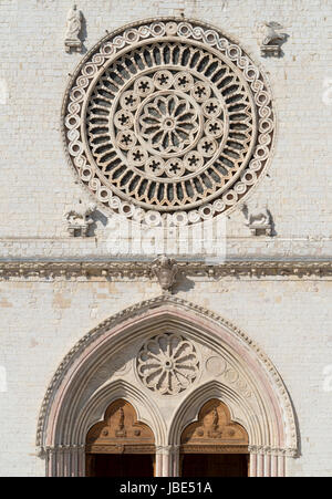 Rosetón en la Basílica Papal de San Francisco de Asís, (Lista de Patrimonio Mundial de la UNESCO), Umbría. Foto de stock