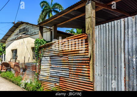 Livingston, Guatemala - Agosto 31, 2016: típica casa simple con hierro corrugado perreras en la ciudad caribeña de Livingston