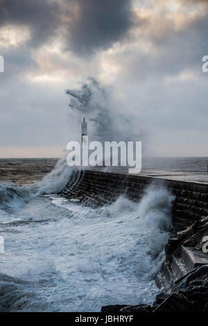 Gales Aberystwyth REINO UNIDO, Domingo 11 de junio de 2017 REINO UNIDO: Clima Unseasonal vendavales y las mareas altas se combinan para aportar grandes olas en el mar defensas en Aberystwyth, Gales al final del día el crédito de la foto: Keith Morris/Alamy Live News