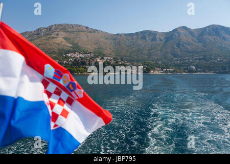 Vista desde el barco, con bandera croata, de Srebreno Foto de stock