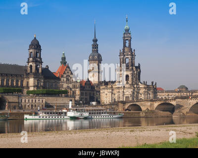 DRESDEN, Alemania - Junio 11, 2014: Dresden Catedral de la Santísima Trinidad aka Hofkirche Kathedrale Sanctissimae Trinitatis Foto de stock
