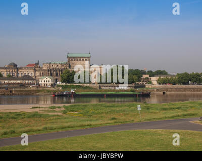 DRESDEN, Alemania - Junio 11, 2014: el río Elba en Dresden, en Sajonia, Alemania Foto de stock