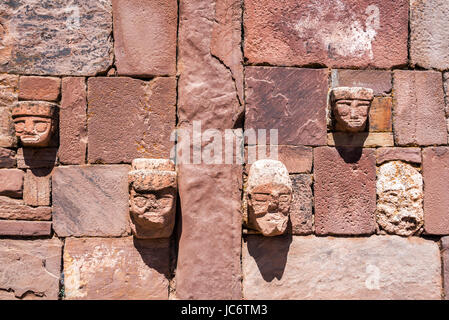 Caras de un muro en el semi-subterráneo de templo en Tiwanaku, cerca de la Paz, Bolivia Foto de stock