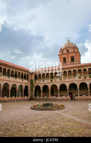 Patio del Convento de Santo Domingo en el Koricancha recinto, Cusco, Perú. El Koricancha fue el templo más importante del Imperio Inca, dedicada a th Foto de stock