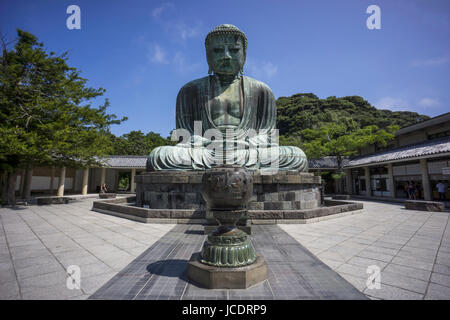 Kamakura, Japón - Agosto 7, 2014: El gran Buda de Kamakura (Daibutsu de Kamakura) es una estatua de bronce de buda Amida, que se erige sobre la base del Templo Kotokuin. Con una altura de 13,35 metros, es el segundo más alto de la estatua de bronce de Buda en Japón, sólo superado por la estatua en el templo Todaiji de Nara. Foto de stock