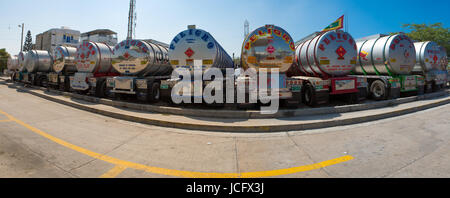 BARRANQUILLA, COLOMBIA, el 23 de enero: el Grupo de los grandes camiones cisterna de gas combustible estacionado en la autopista con el cielo azul en Colombia en 2014. Foto de stock