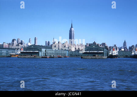 Antique de octubre de 1958 fotografía, vista del Pier 60 y 61 desde el río Hudson en Nueva York, con el Empire State Building en el centro. Fuente: 35mm original de transparencia.