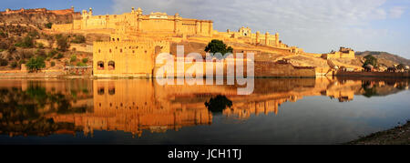 Panorama del Fuerte Amber se refleja en el lago Maota cerca de Jaipur, Rajasthan, India. Fuerte Amber es la principal atracción turística en el área de Jaipur. Foto de stock