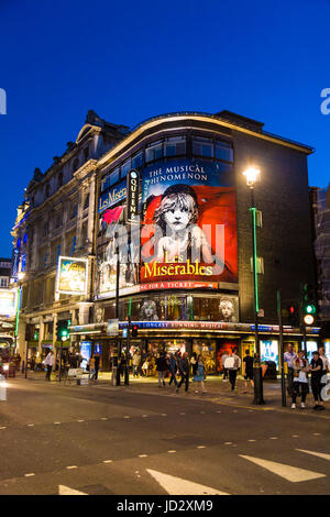 Teatro Queen's jugando Los Miserables en la noche en Piccadilly, Londres, Reino Unido. Foto de stock