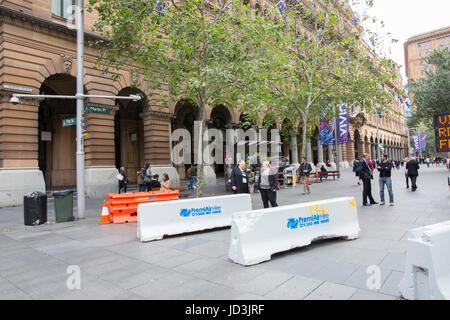 Calle las barreras erigidas en Martin Place como una medida de seguridad durante intensos,Sydney Sydney, Australia Foto de stock