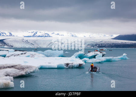 Tour operadores de botes y lanchas de patrulla en medio de icebergs en la Laguna glaciar Jokulsarlon