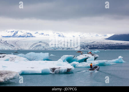 Tour operadores de botes y lanchas de patrulla en medio de icebergs en la Laguna glaciar Jokulsarlon