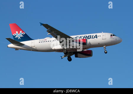 Air Serbia Airbus A319 de fuselaje estrecho en la aproximación final contra un cielo azul