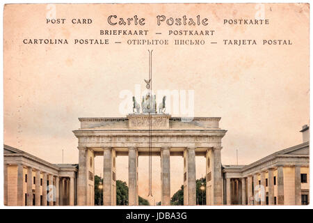 Puerta de Brandenburgo en Berlín, Alemania, collage sobre fondo de postal vintage sepia
