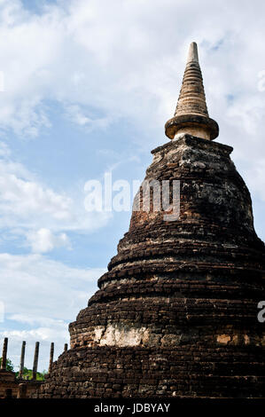 El Parque Histórico de Sukhothai el casco antiguo de la ciudad de Tailandia la antigua estatua de Buda en Wat Mahathat en el Parque Histórico de Sukhothai, Tailandia Foto de stock