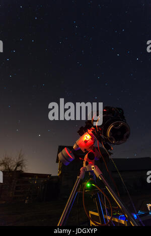 Telescopio Profesional De La Fotografía Astronómica Equipado De La Cámara  Del Alcance Y Del Astro Del Guider Imagen de archivo - Imagen de profesional,  listo: 94739095