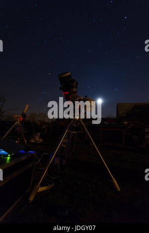 Telescopio Profesional De La Fotografía Astronómica Equipado De La Cámara  Del Alcance Y Del Astro Del Guider Imagen de archivo - Imagen de profesional,  listo: 94739095