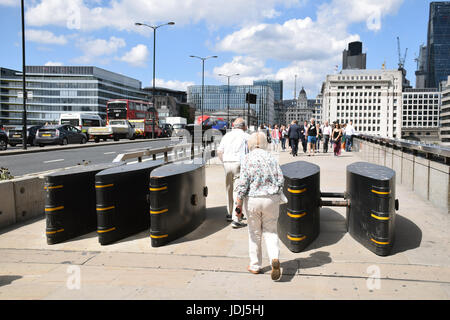 Anti terror las barreras colocadas en el Puente de Londres después del 3 de junio de un ataque terrorista, Londres 2017 Foto de stock