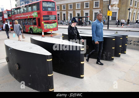 Anti terror las barreras colocadas en el Puente de Londres después del 3 de junio de un ataque terrorista, Londres 2017 Foto de stock