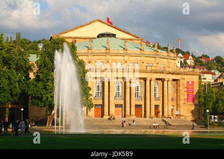DEU, Deutschland, Stuttgart: Staatstheater bei Abendsonne | Principal Estación Central al atardecer, Stuttgart, Baden-Wurtemberg, Alemania, Europa Foto de stock