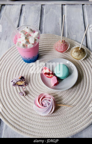 Hermosa dulces tonos pastel sobre un fondo de madera preciosa. Imagen estética. comedor, cocina, para fiestas infantiles. Foto de stock
