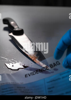 Cuchillo ensangrentado colocados en bolsa para pruebas Foto de stock
