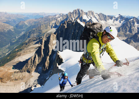 Adulto medio par montañismo, Chamonix, Haute Savoie, Francia Foto de stock