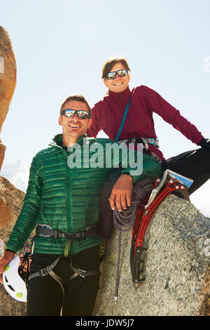 Retrato de pareja adulta media con equipos de alpinismo y escalada sonriendo Foto de stock