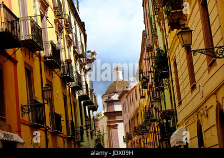 Escena callejera en Bosa, Cerdeña, Italia