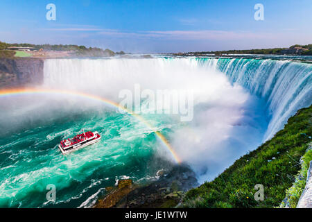 Hornblower barco repleto de turistas en Rainbow regado por la Cascada de la Herradura, Niagara Falls, Ontario, Canadá Foto de stock