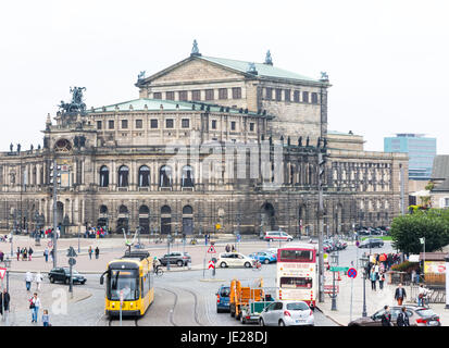 DRESDEN, Alemania - 4 de septiembre: Turistas en la Opera Semper en Dresden, Alemania, el 4 de septiembre de 2014. La ópera tiene un largo historial de estrenos, incluidas importantes obras de Richard Wagner y Richard Strauss. Foto tomada de Theaterplatz. Foto de stock