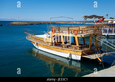 Los barcos de pesca en el antiguo puerto de la ciudad de Side, provincia de Antalya, Turquía Foto de stock