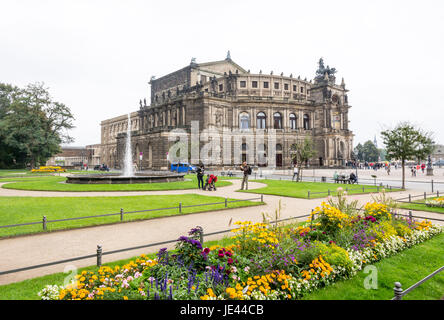 DRESDEN, Alemania - 4 de septiembre: Turistas en la Opera Semper en Dresden, Alemania, el 4 de septiembre de 2014. La ópera tiene un largo historial de estrenos, incluidas importantes obras de Richard Wagner y Richard Strauss. Foto tomada de Theaterplatz. Foto de stock
