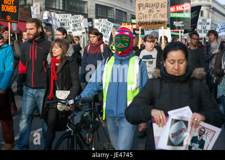 Londres, Reino Unido. 19 Nov, 2016. Los estudiantes protestan contra las tasas y los recortes y la deuda en el centro de Londres. Foto de stock
