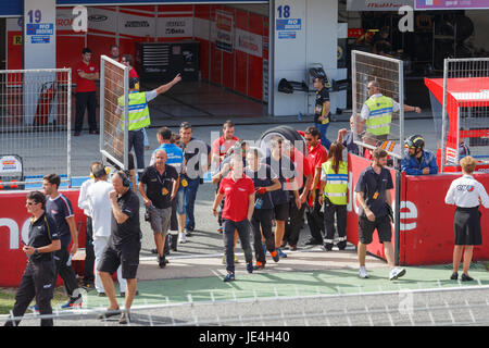 JEREZ DE LA FRONTERA, España - 19 de octubre de 2014: Pit Crew va a la grilla de partida para la Eurocup Clio carrera en Jerez racetrack Foto de stock