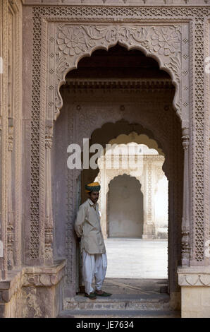 La India, Rajastán, Jodhpur, el fuerte Mehrangarh, el hombre en el patio interior Foto de stock