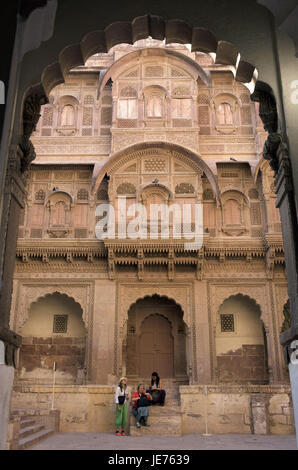 La India, Rajastán, Jodhpur, el fuerte Mehrangarh, turistas en el patio interior Foto de stock