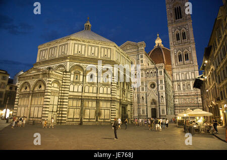 Italia, Toscana, Florencia, Piazza San Giovanni, el baptisterio, la catedral y la torre del campanario, Foto de stock