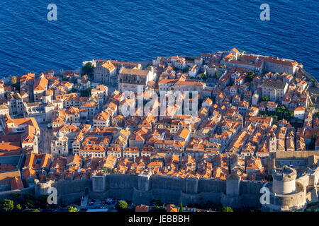 El Teleférico de Dubrovnik decends Monte Srd y ofrece a los turistas una vista increíble al atardecer. Foto de stock