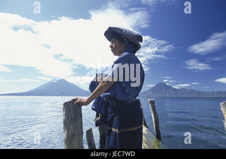 Guatemala Lago de Atitlan Panajachel puente Mujer Maya el