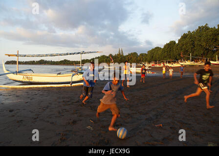Asia, Indonesia, Bali Lovina Beach, los niños juegan al fútbol en la playa,