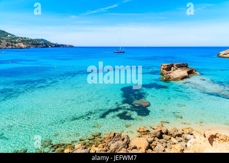 Hermosa costa y mar en Cala Tarida, Ibiza, España Foto de stock