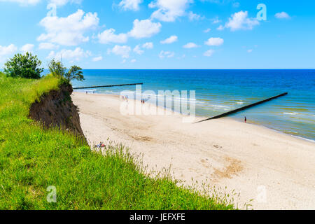 Vista de la playa en Trzesacz aldea en la costa del Mar Báltico, Polonia Foto de stock