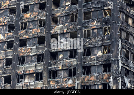 Londres, Reino Unido. 24 Jun, 2017. Torre Grenfell en el oeste de Londres, después de un incendio que devastó todo el edificio y dejó docenas de residentes muertos. Crédito: Dominika Zarzycka/Alamy Live News Foto de stock
