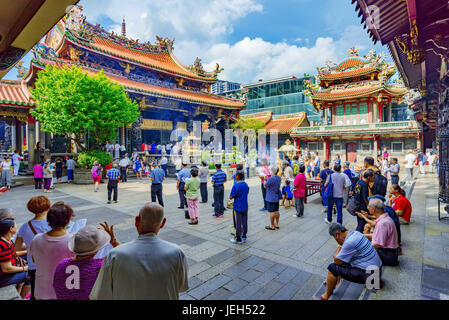 TAIPEI, Taiwán - 07 DE JUNIO: Este es un concurrido lugar de religiosos gente budista rezando en el famoso templo Longshan en Junio 07, 2017 en Taipei. Foto de stock