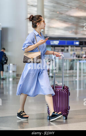 Louis Vuitton mujer bolso de mano en la ventana de la LV boutique en Dubai  Mall Fotografía de stock - Alamy